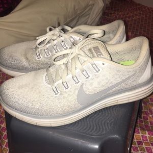 White Nike Free Run Distance